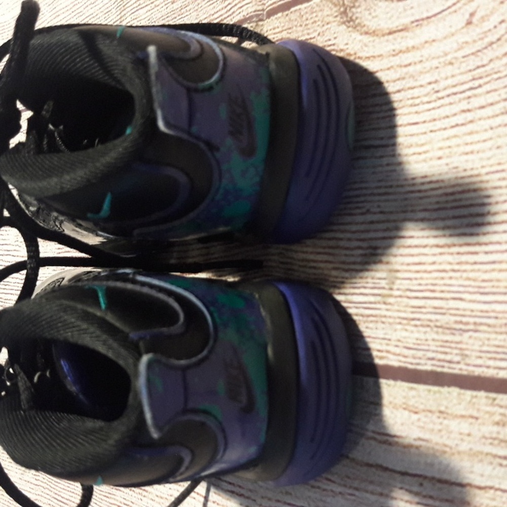 Nike boy's high top black purple green sneaker - Picture 2 of 13